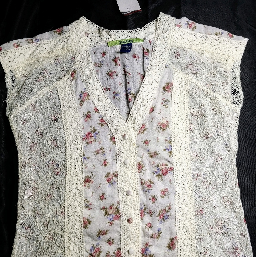 Free Hug Lace & Floral Button Up Shirt Med. NWT